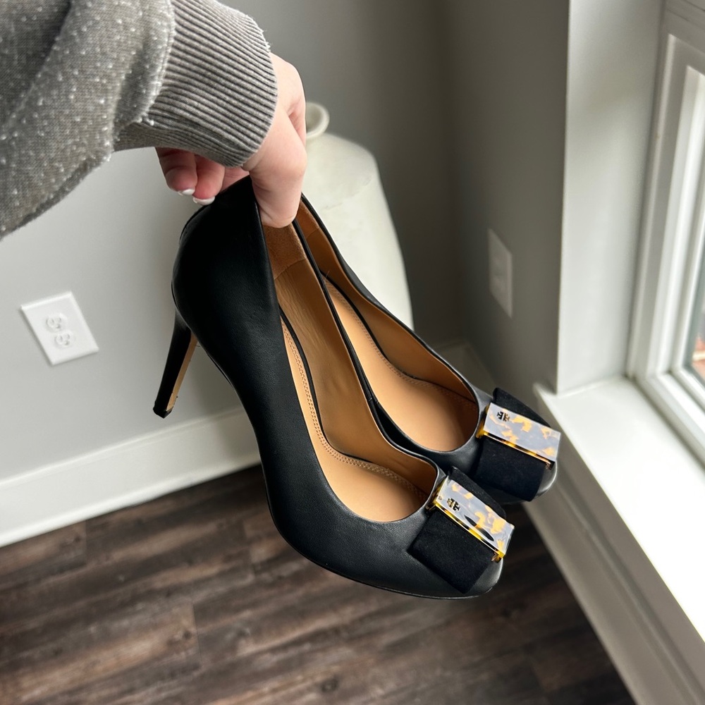 Tory Burch Heel with Tortoise Bow Size 7